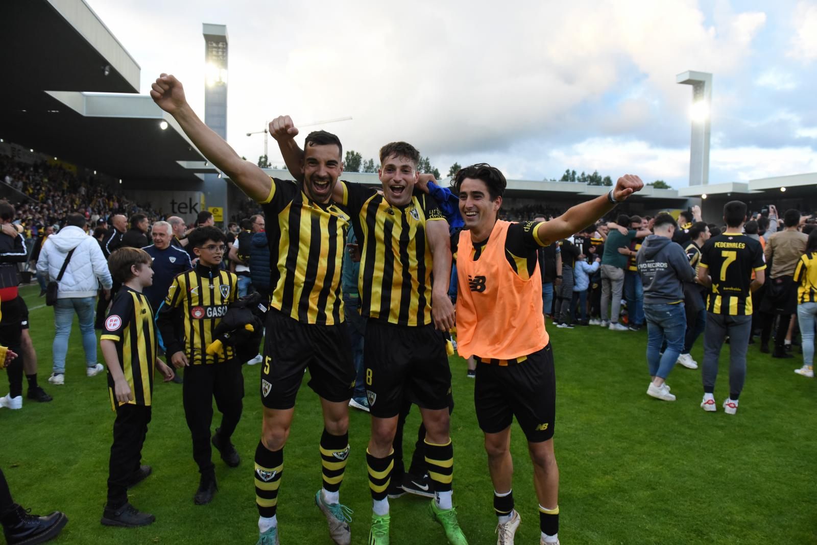 La felicidad de los jugadores y los aficionados del Barakaldo tras el ascenso