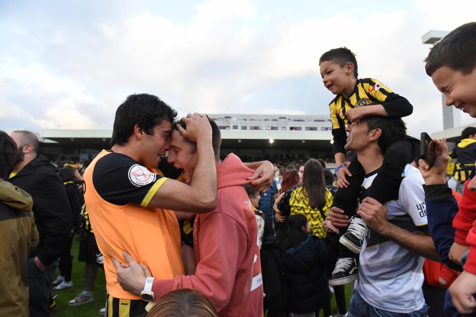 La felicidad de los jugadores y los aficionados del Barakaldo tras el ascenso