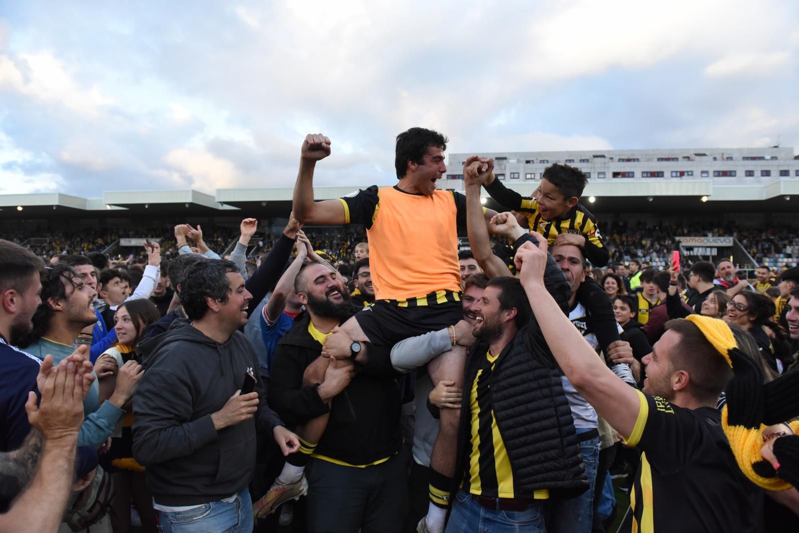 La felicidad de los jugadores y los aficionados del Barakaldo tras el ascenso