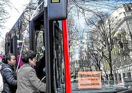 Pasajeros entran a un Bilbobus durante una jornada de huelga.