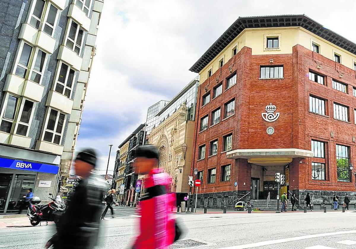 La sede principal de Correos en Bilbao fue construida en 1927, siguiendo el diseño de Secundino Zuazo y es un inmueble protegido.