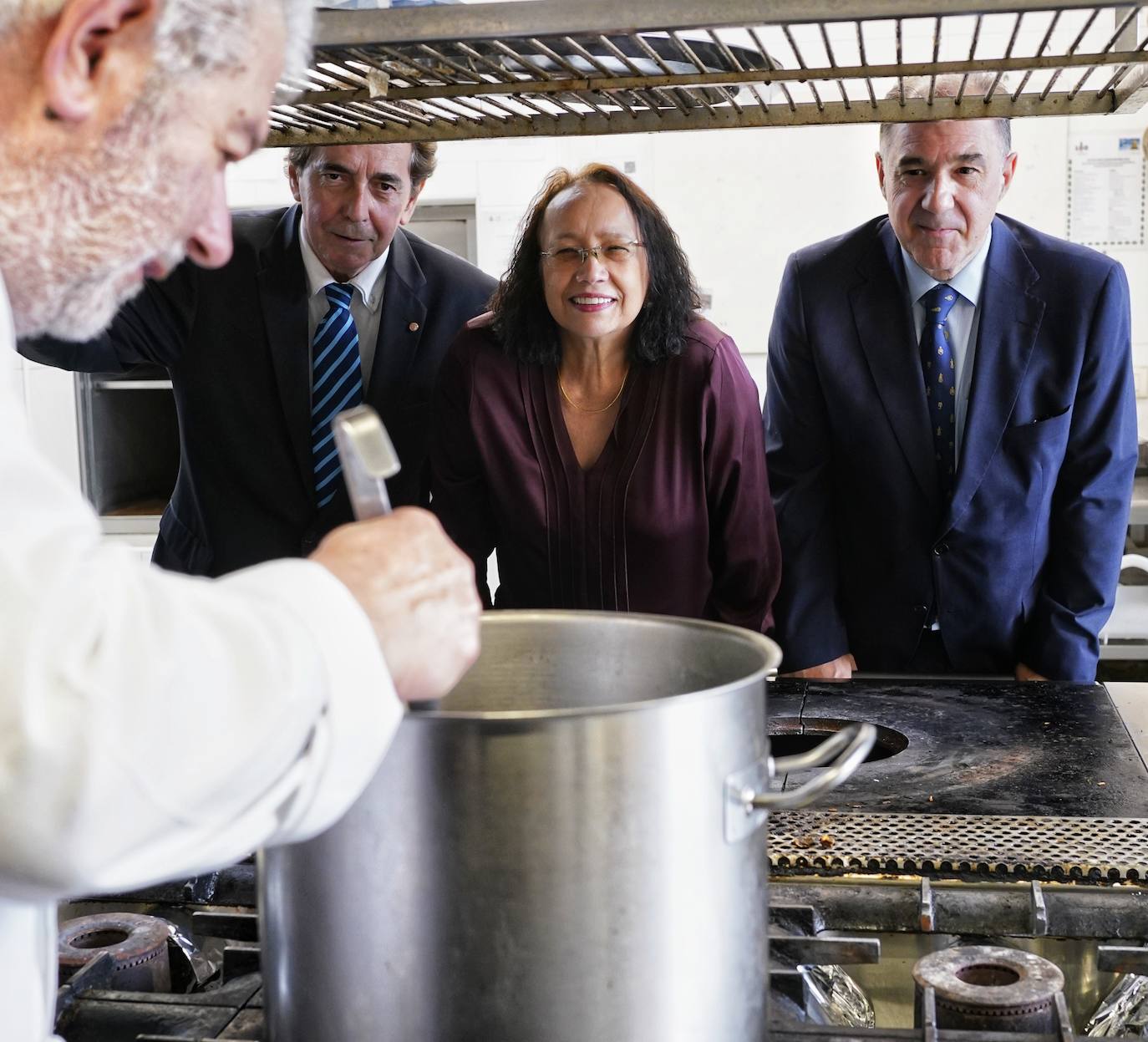 Los cónsules de Hungría, Juan Carlos Pérez de Unzueta, Venezuela, Glenna Cabello, y Brasil, Tomás González, entre pucheros.