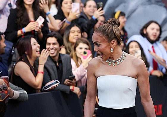 Jennifer López asiste al estreno de la película 'Atlas' en Hollywood.
