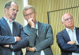 Alberto Núñez Feijóo junto a Carlos Iturgaiz y Javier Zarzalejos, en el acto de ayer en Álava.