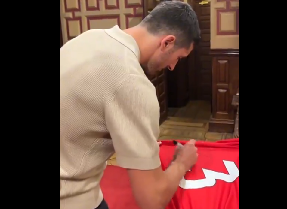 Vivian firma la camiseta que se sorteará entre los fans del club.