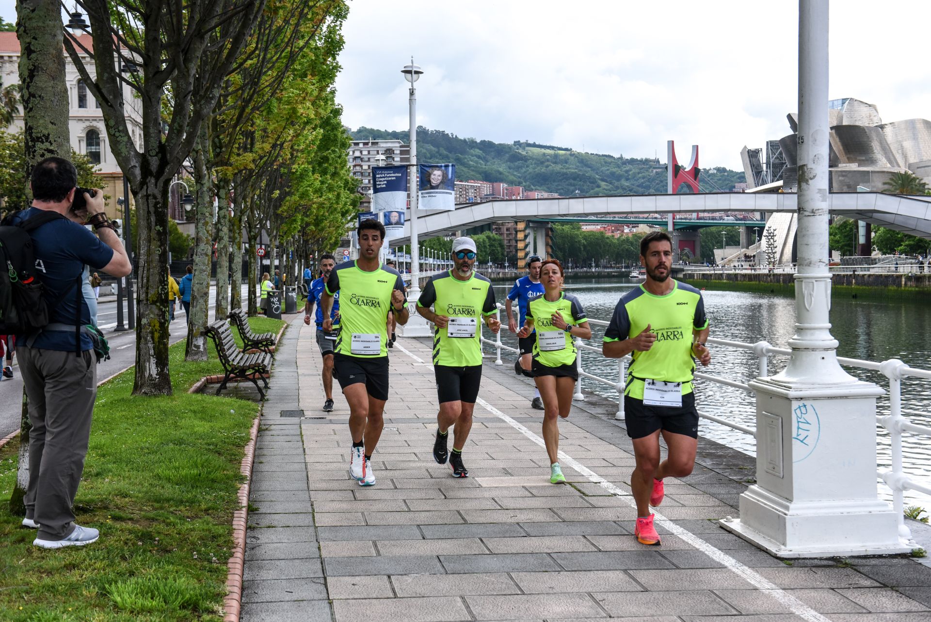 Búscate en las fotografías de la Carrera de Empresas