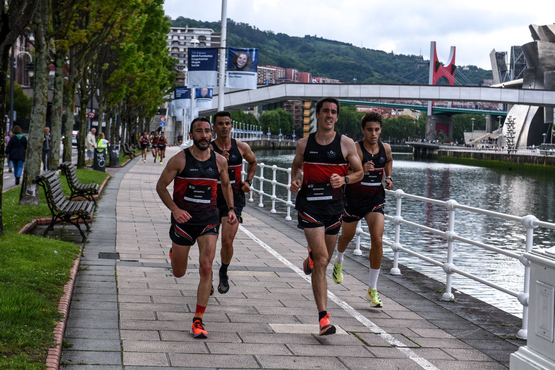 Búscate en las fotografías de la Carrera de Empresas