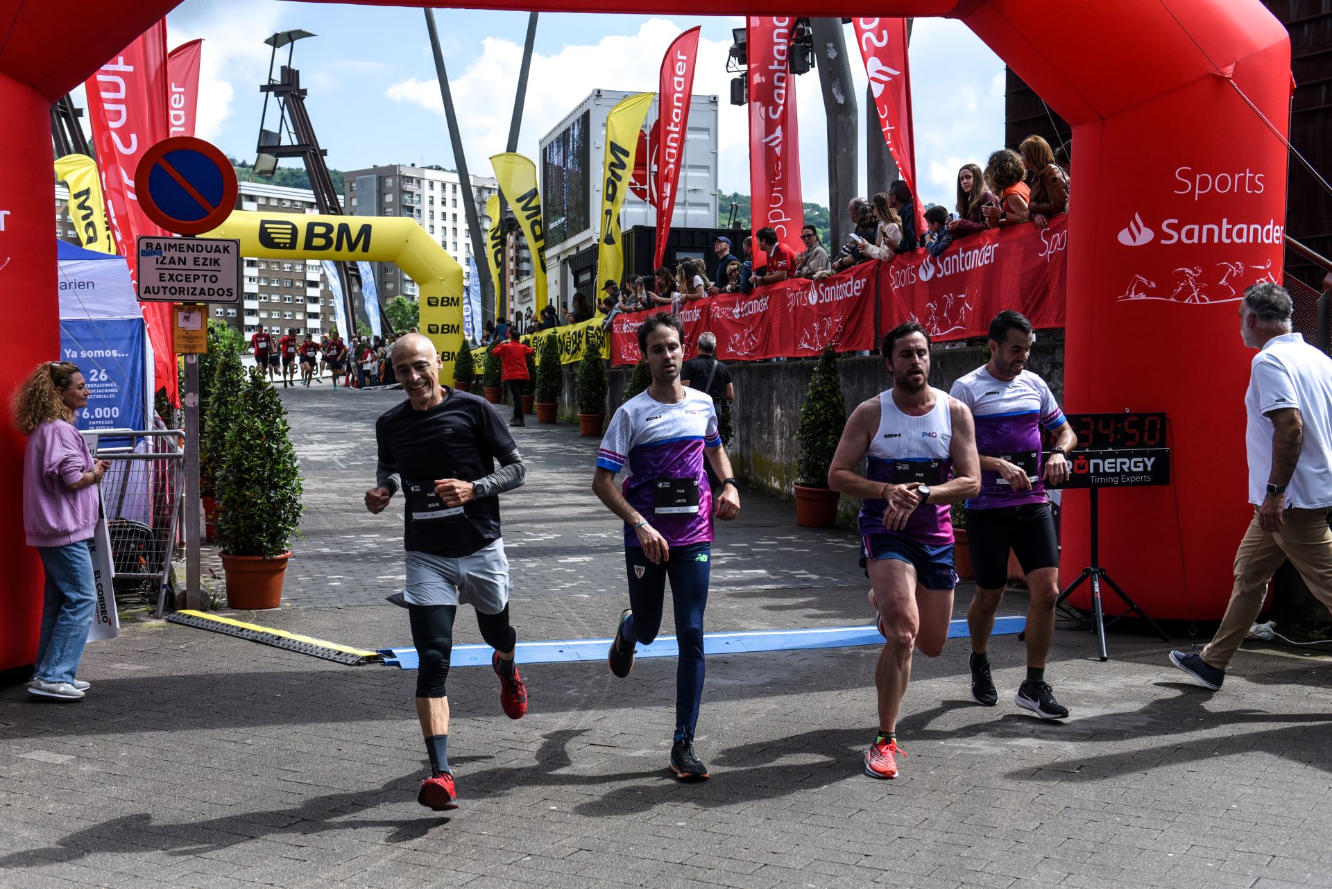 Búscate en las fotografías de la Carrera de Empresas