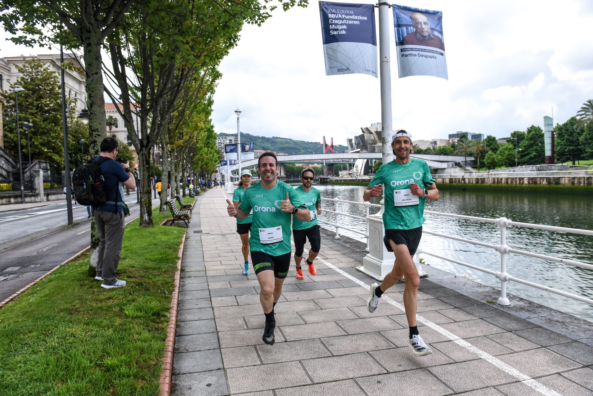 Búscate en las fotografías de la Carrera de Empresas