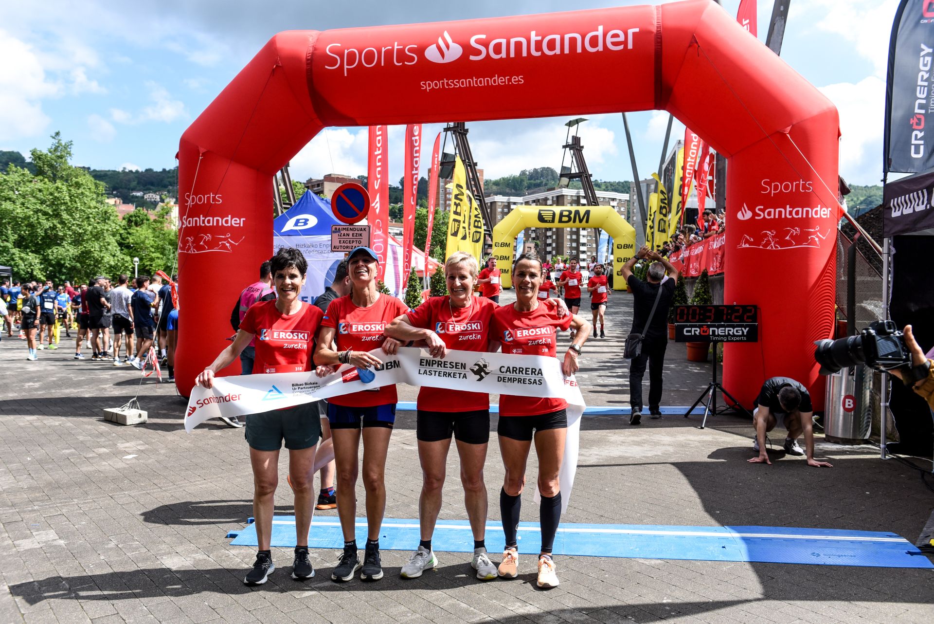 Búscate en las fotografías de la Carrera de Empresas