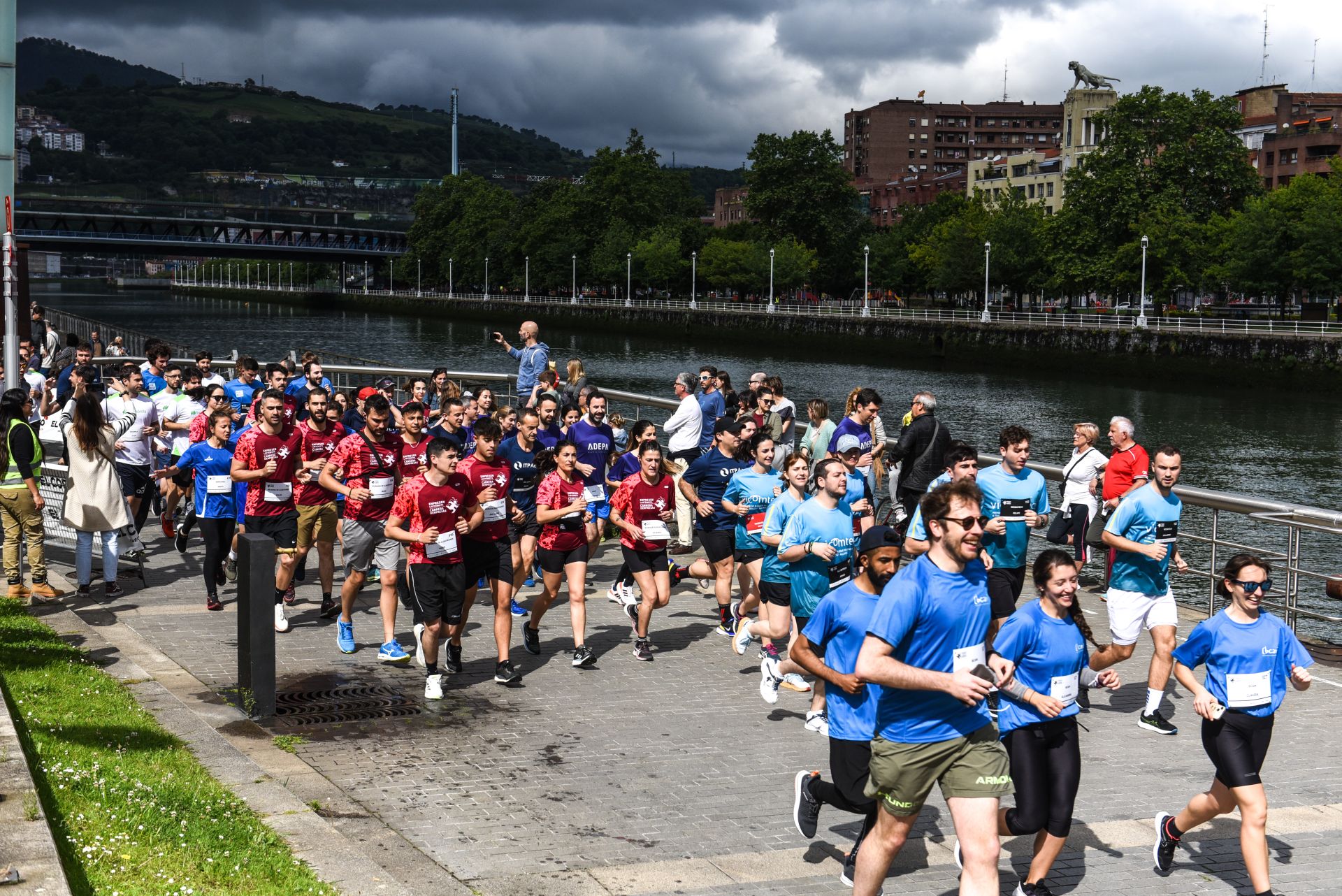 Búscate en las fotografías de la Carrera de Empresas