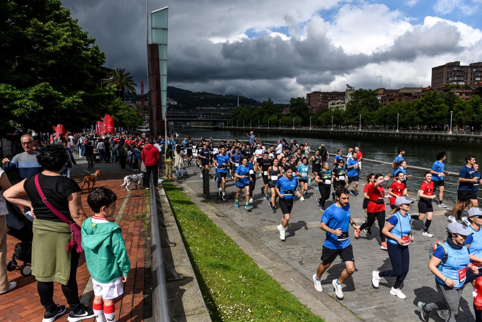 Búscate en las fotografías de la Carrera de Empresas