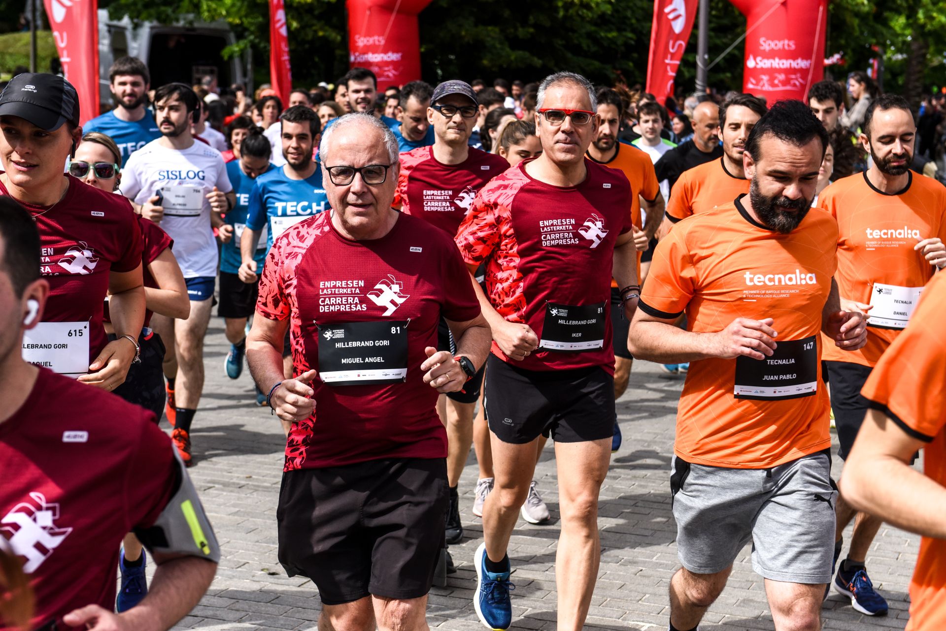 Búscate en las fotografías de la Carrera de Empresas