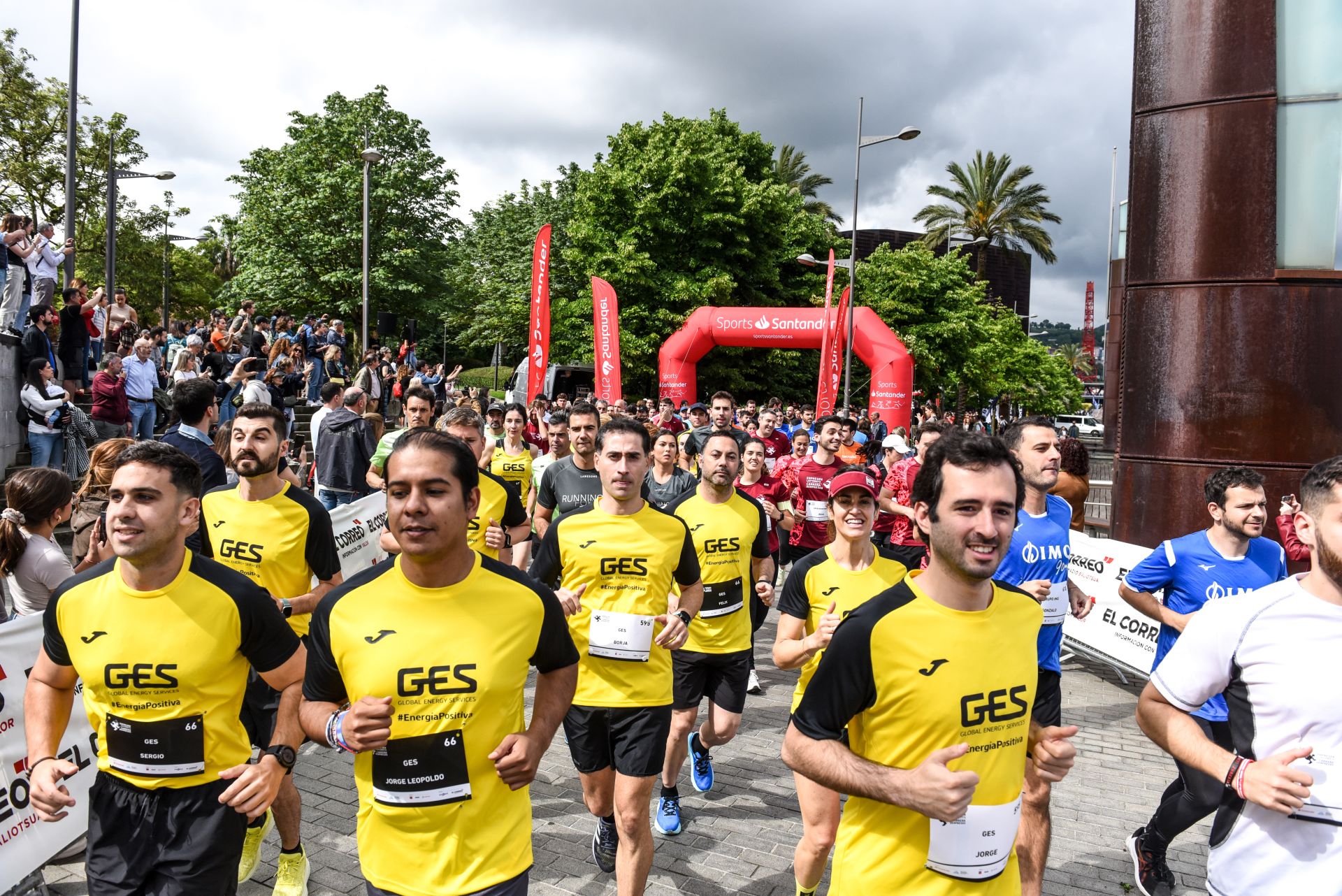 Búscate en las fotografías de la Carrera de Empresas