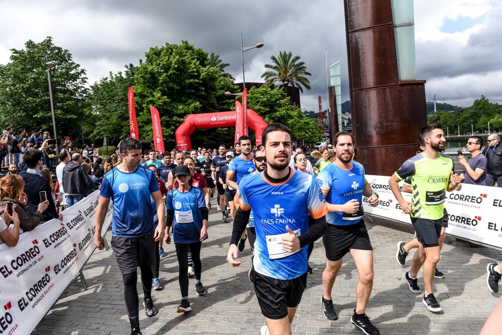 Búscate en las fotografías de la Carrera de Empresas