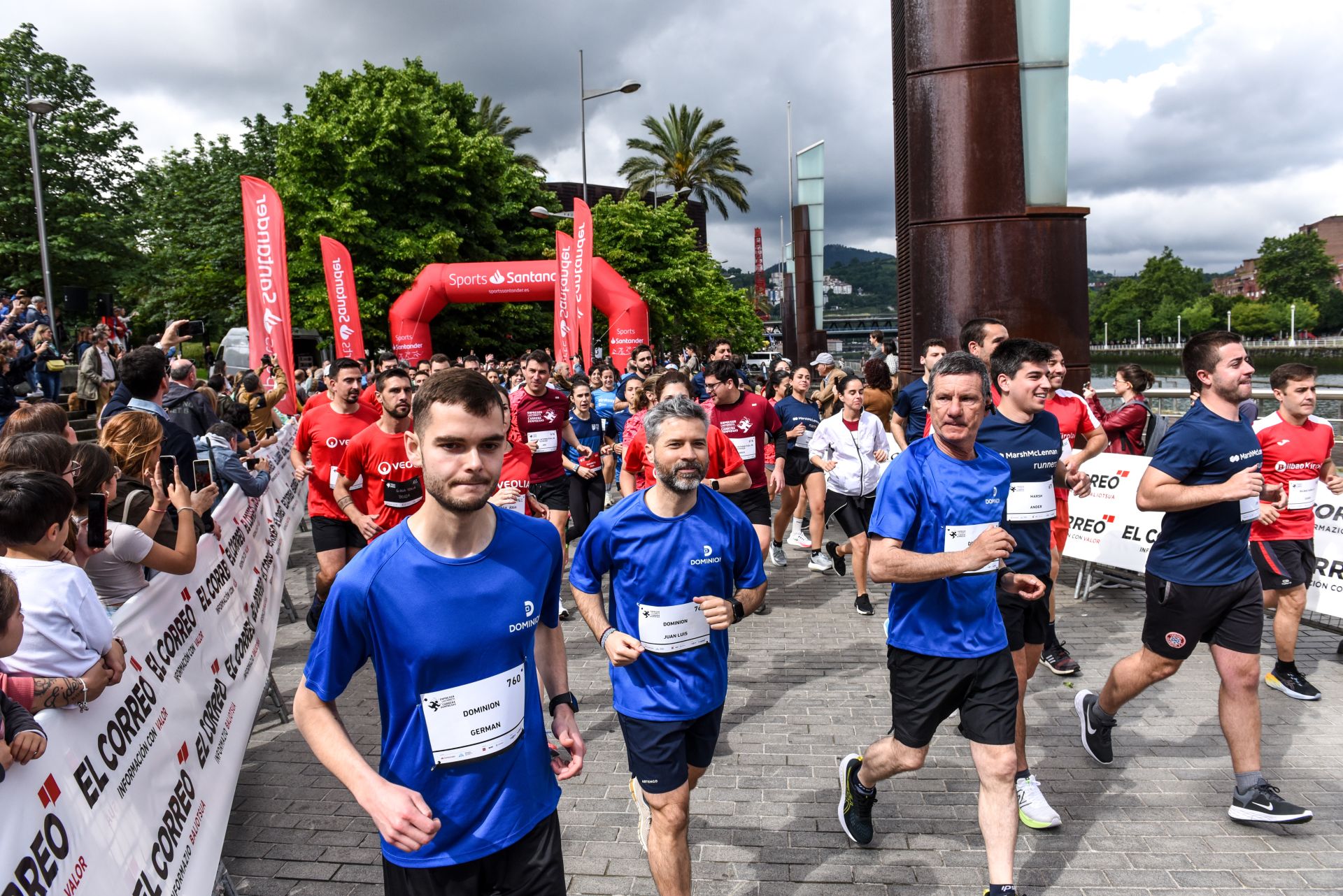 Búscate en las fotografías de la Carrera de Empresas