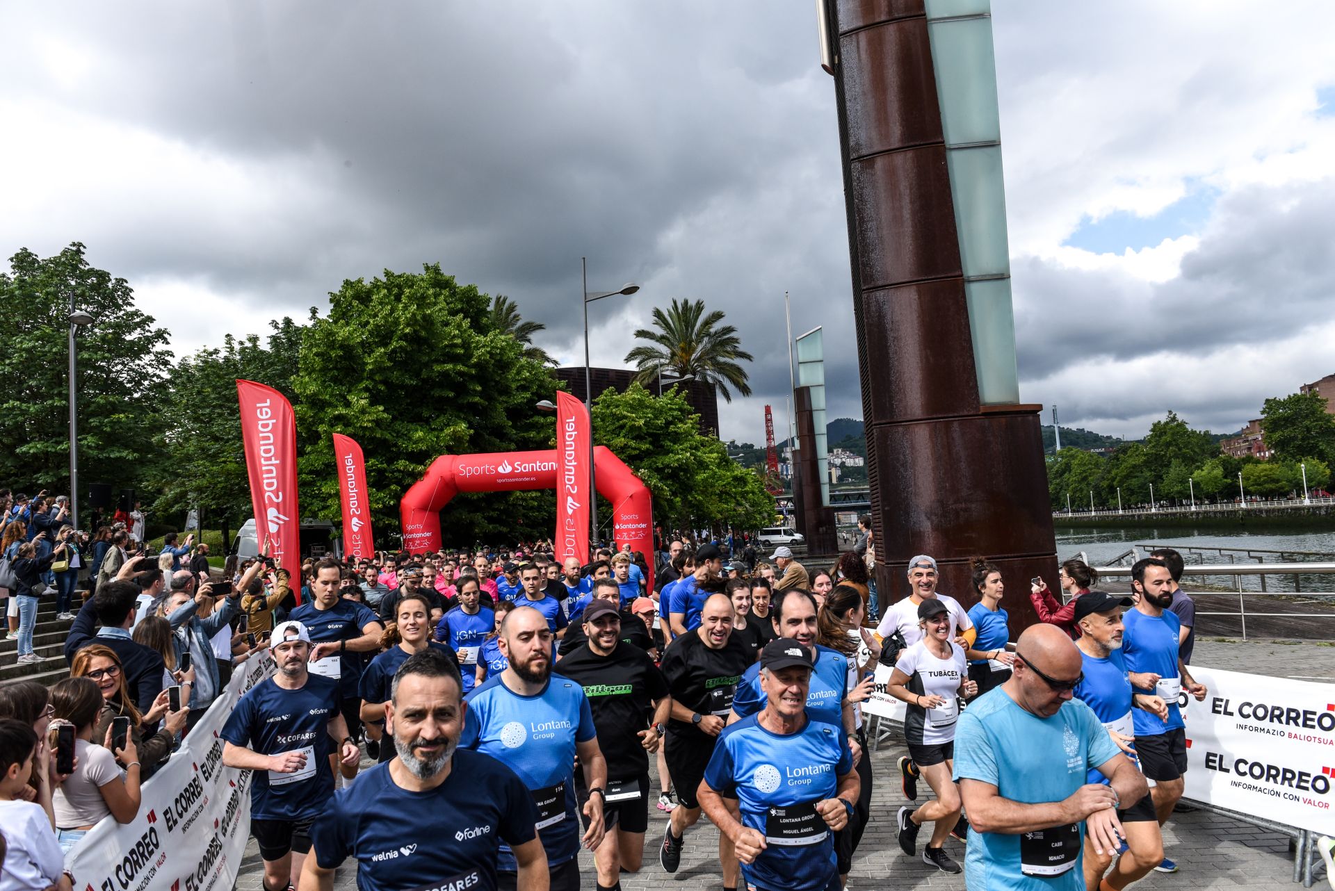 Búscate en las fotografías de la Carrera de Empresas