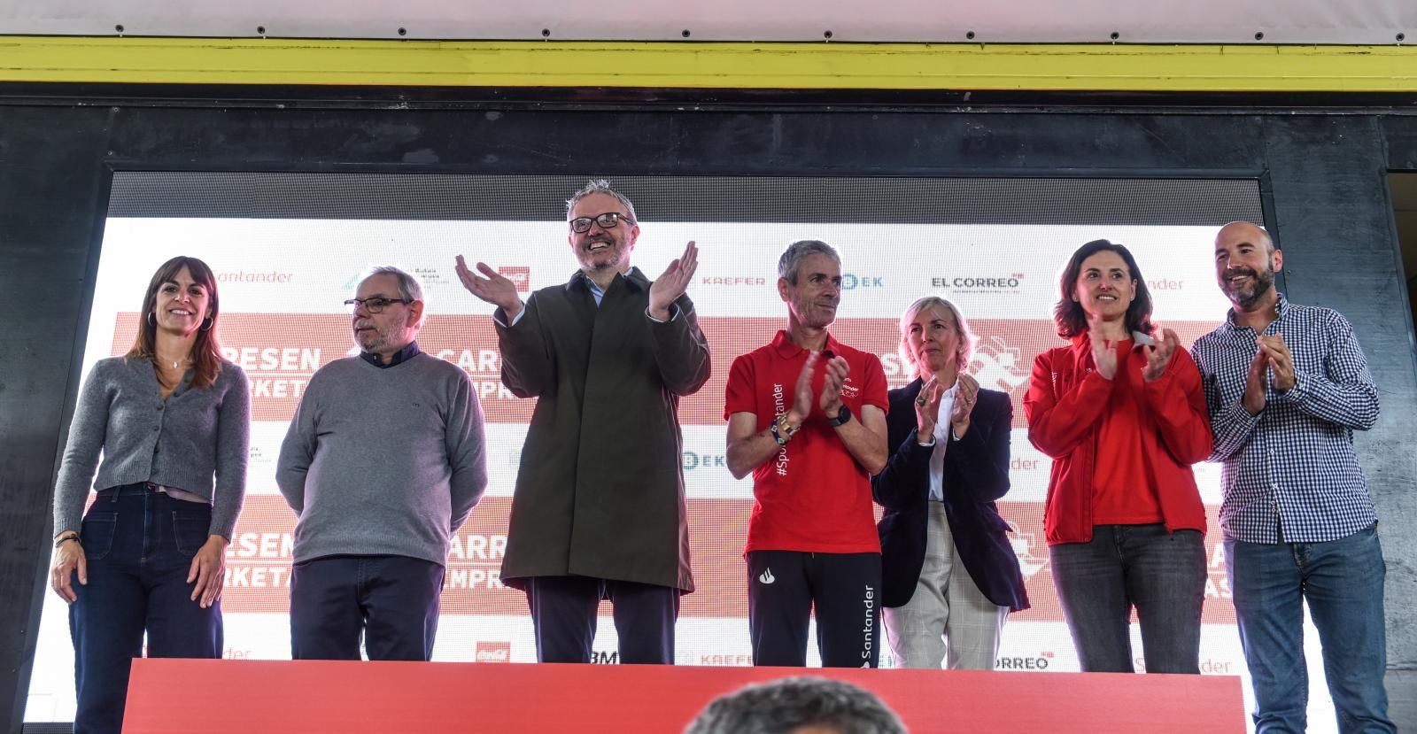 Búscate en las fotografías de la Carrera de Empresas