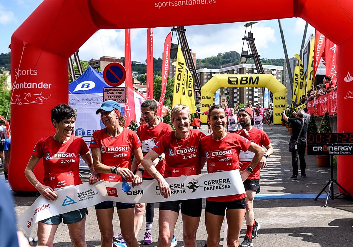 Búscate en las fotografías de la Carrera de Empresas