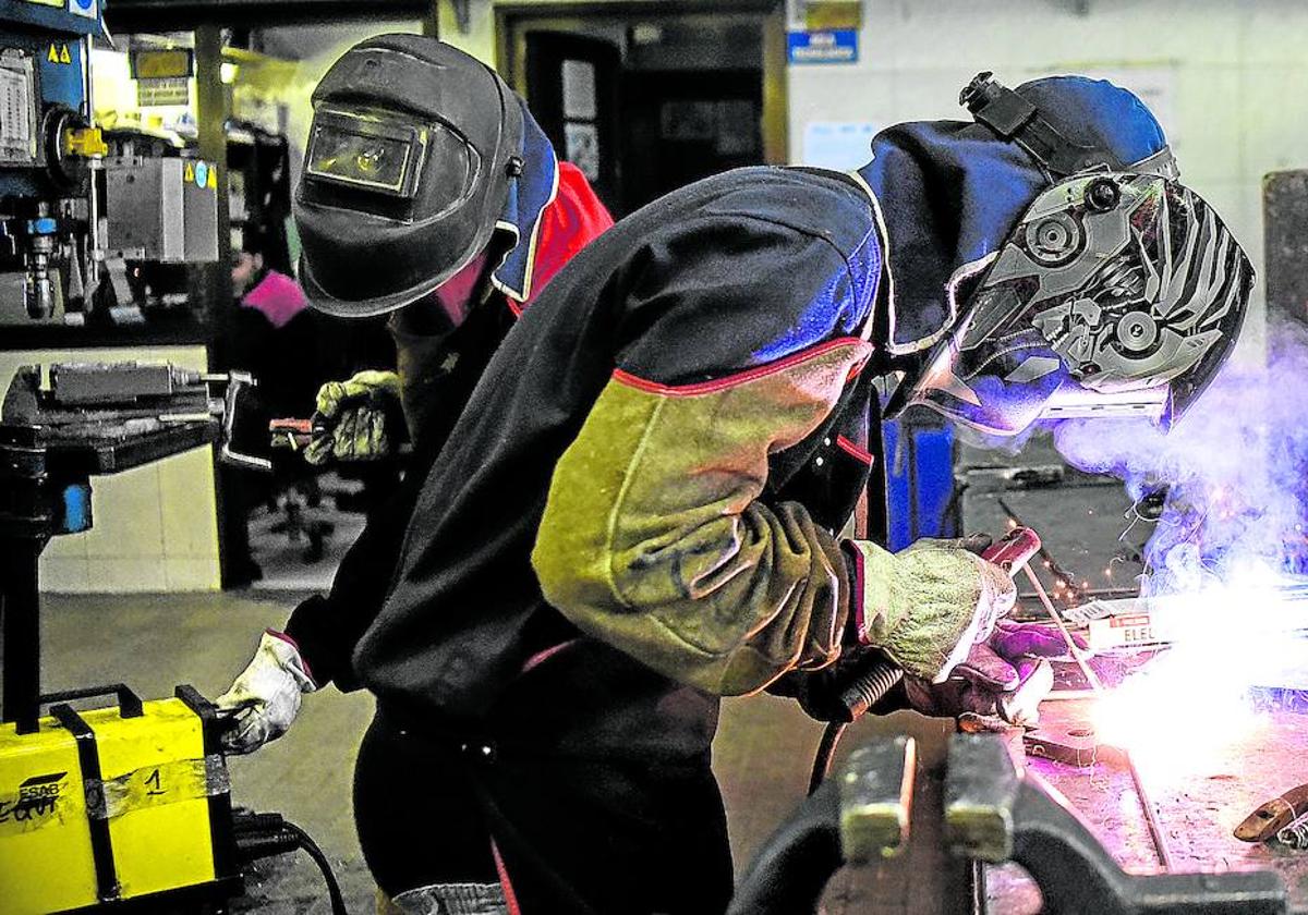 Alumnos del CF Otxarkoaga, con 1.500 estudiantes, trabajan en uno de los talleres de soldadura.