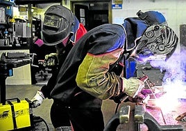 Alumnos de FP trabajan en un taller de soldadura.