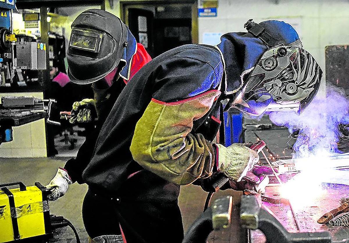 Alumnos de FP trabajan en un taller de soldadura.