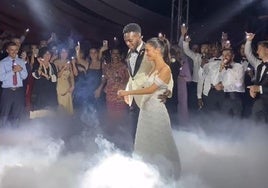 Iñaki Williams y Patricia Morales bailan una coreagrafía en uno de sus bailes como recién casados.