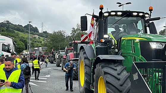 Las protestas en la muga con Francia, con tractoristas alaveses, generan 1,5 kilómetros de retenciones