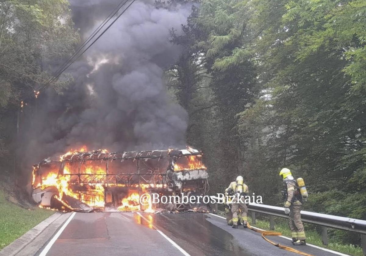 El incendio de un autobús de escolares obliga a cortar la BI-623 a la altura de Urkiola