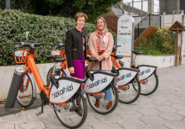 La diputada de Transportes, Sonia Pérez, junto a la alcaldesa de Berango, Itziar Aginagalde, en uno de los cuatro puntos en los que se pueden utilizar las bicicletas eléctricas.