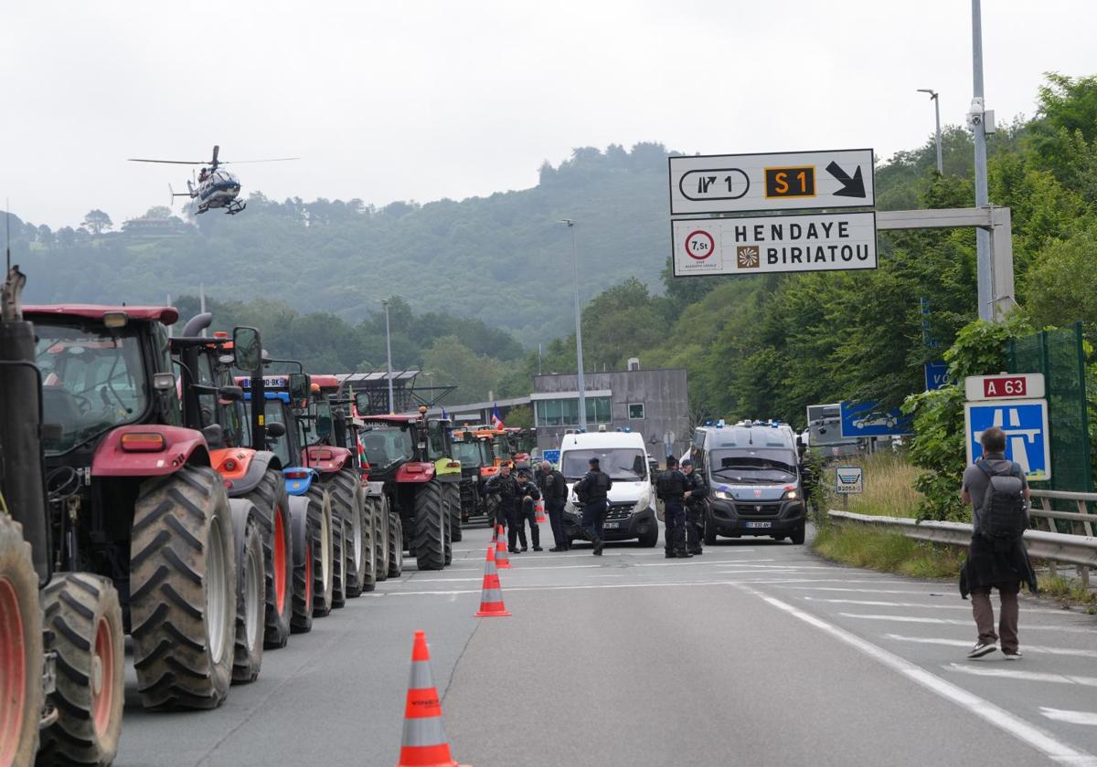 Imagen de los tractores en el paso de Biriatou.