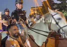 El padre policía de Carvajal escolta a caballo el autobús del Real Madrid en la celebración de la Decimoquinta