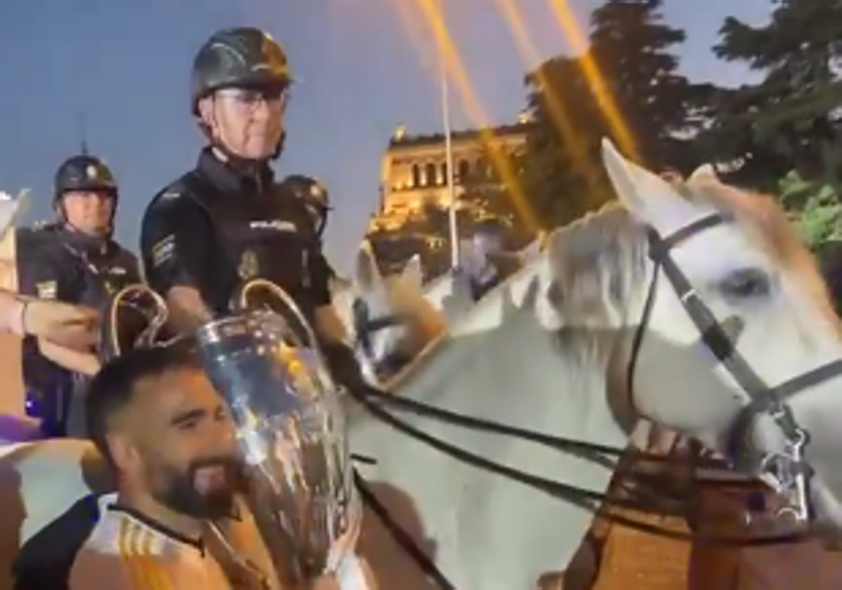 El padre policía de Carvajal escolta a caballo el autobús del Real Madrid en la celebración de la Decimoquinta