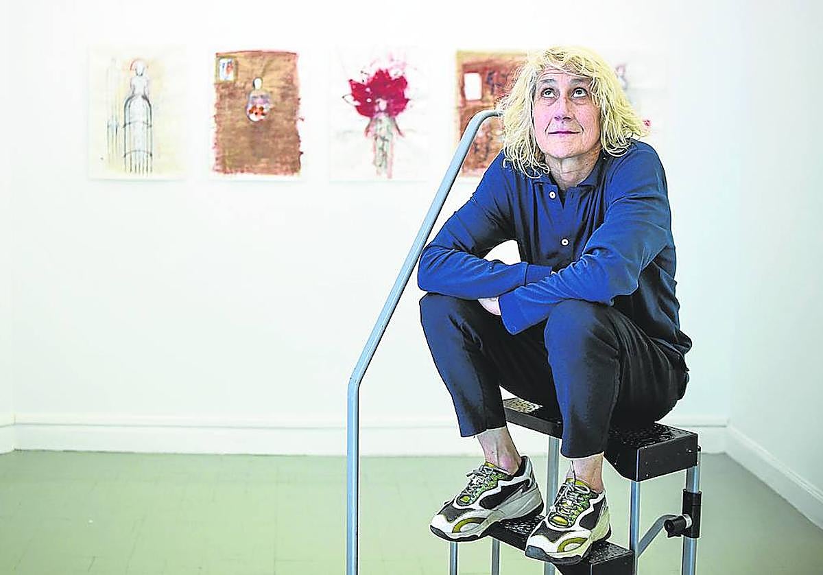 Dora Salazar en su exposición abierta en la galería Vanguardia.