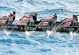 Las remeras de Kaiku enfilan hacia meta.