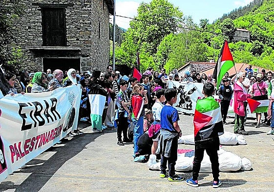 Ambos municipios unieron sus pancartas en torno a unos simbólicos 'cadáveres' que presidieron el acto.