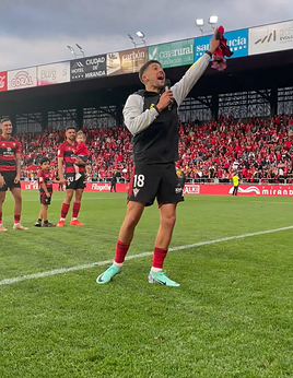 Martón se dirige a la grada tras lograr la permanencia