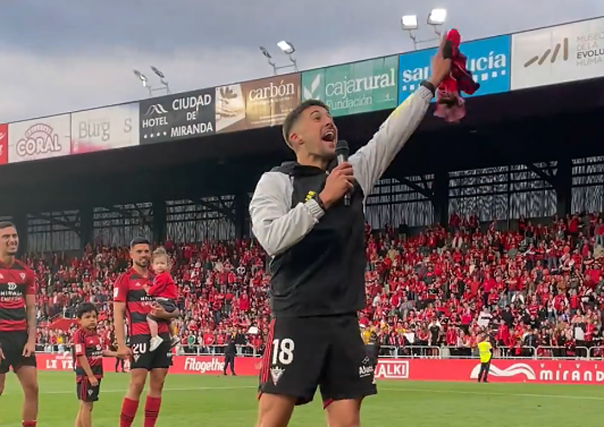 Martón se dirige a la grada tras lograr la permanencia