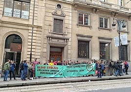Trabajadores del sector de campos deportivos de Bizkaia en una manifestación frente a la sede de Bilbao Kirolak.