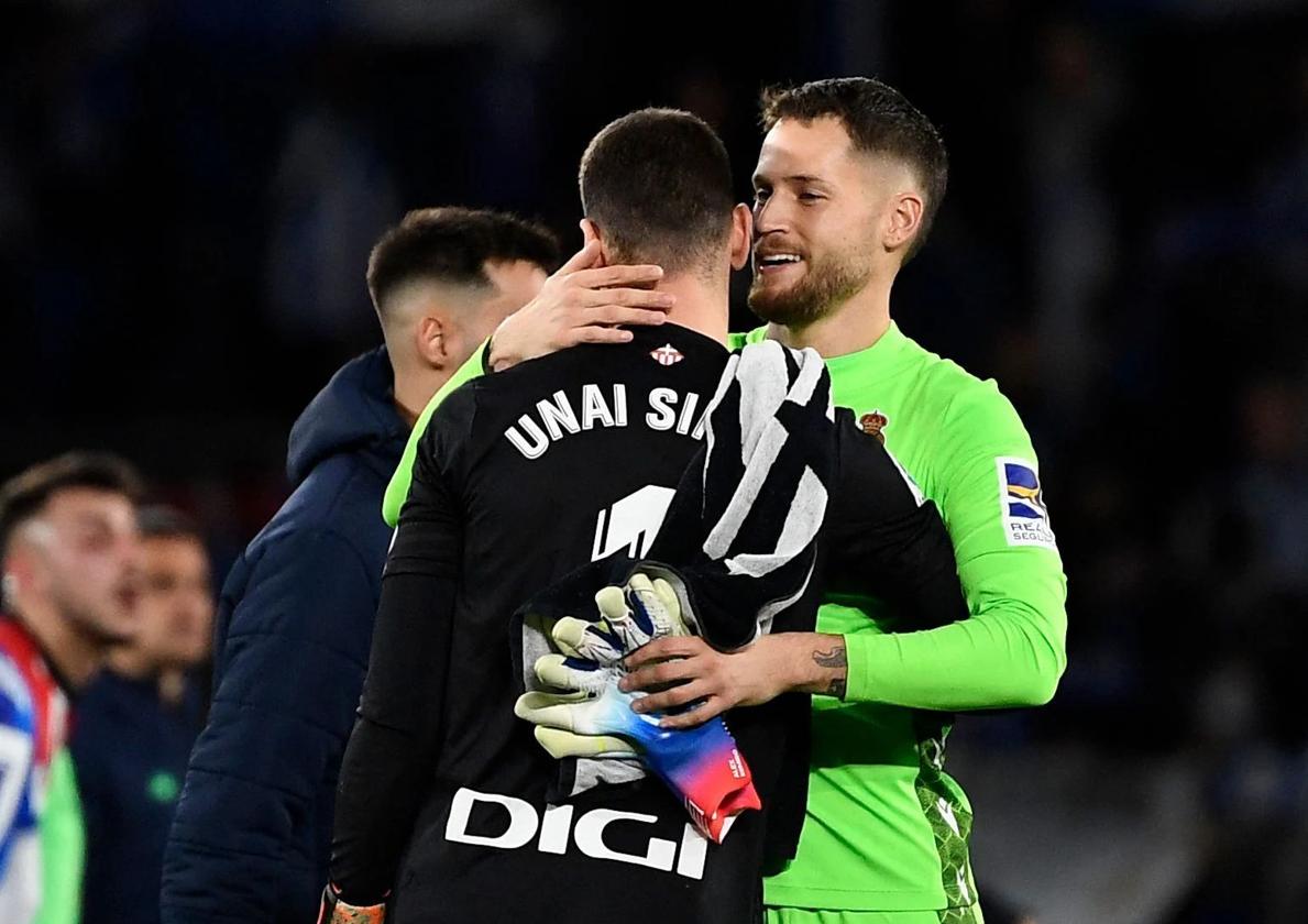 Remiro se abraza con Unai Simón tras un derbi en Anoeta.