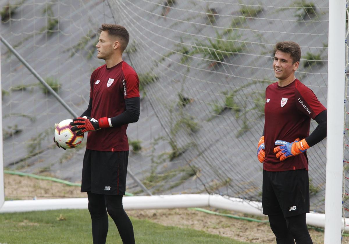 Remiro y Simón, en un entrenamiento en Lezama en 2018.