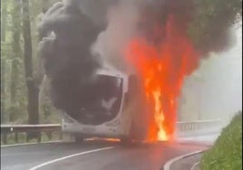 Vídeo del autobús incendiado en Urkiola.