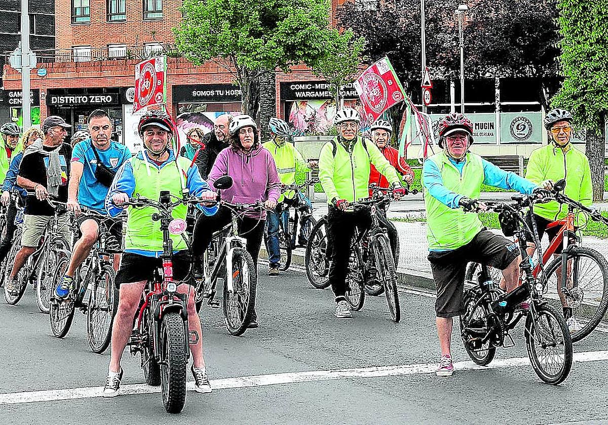 Los ciclistas se concentraron en Elorrieta para marchar y protestar por la ausencia de bidegorri en el nuevo paseo.