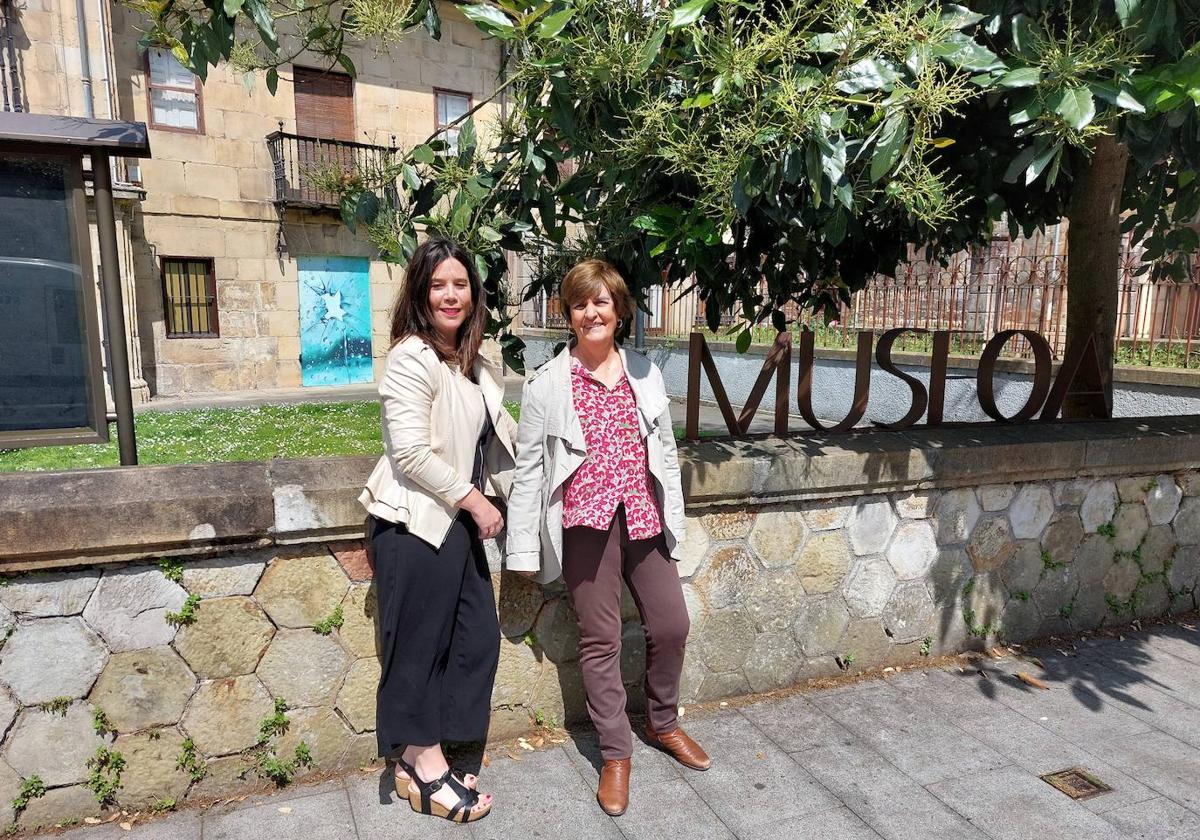 La concejala de Euskera, Paule Sánchez, y la presidenta de Gerediaga Elkartea, Nerea Mujika, presentaron esta iniciativa cultural.