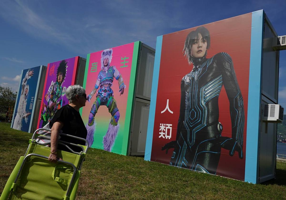 Fotografías de la artista china Lu Yang en la playa de Ereaga.