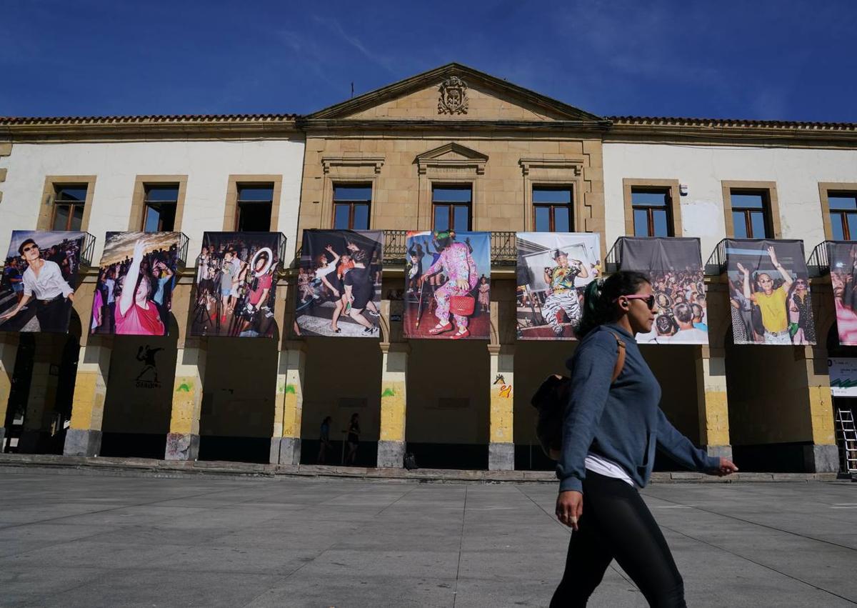 Imagen secundaria 1 - Fotografía de Manuela Lorente en el Mercado de Algorta, la serie 'Golden Times' de Feng Li en la Plaza de San Nicolás y fotografía de los hermanos Zubiaurre en las escuelas de Zabala.