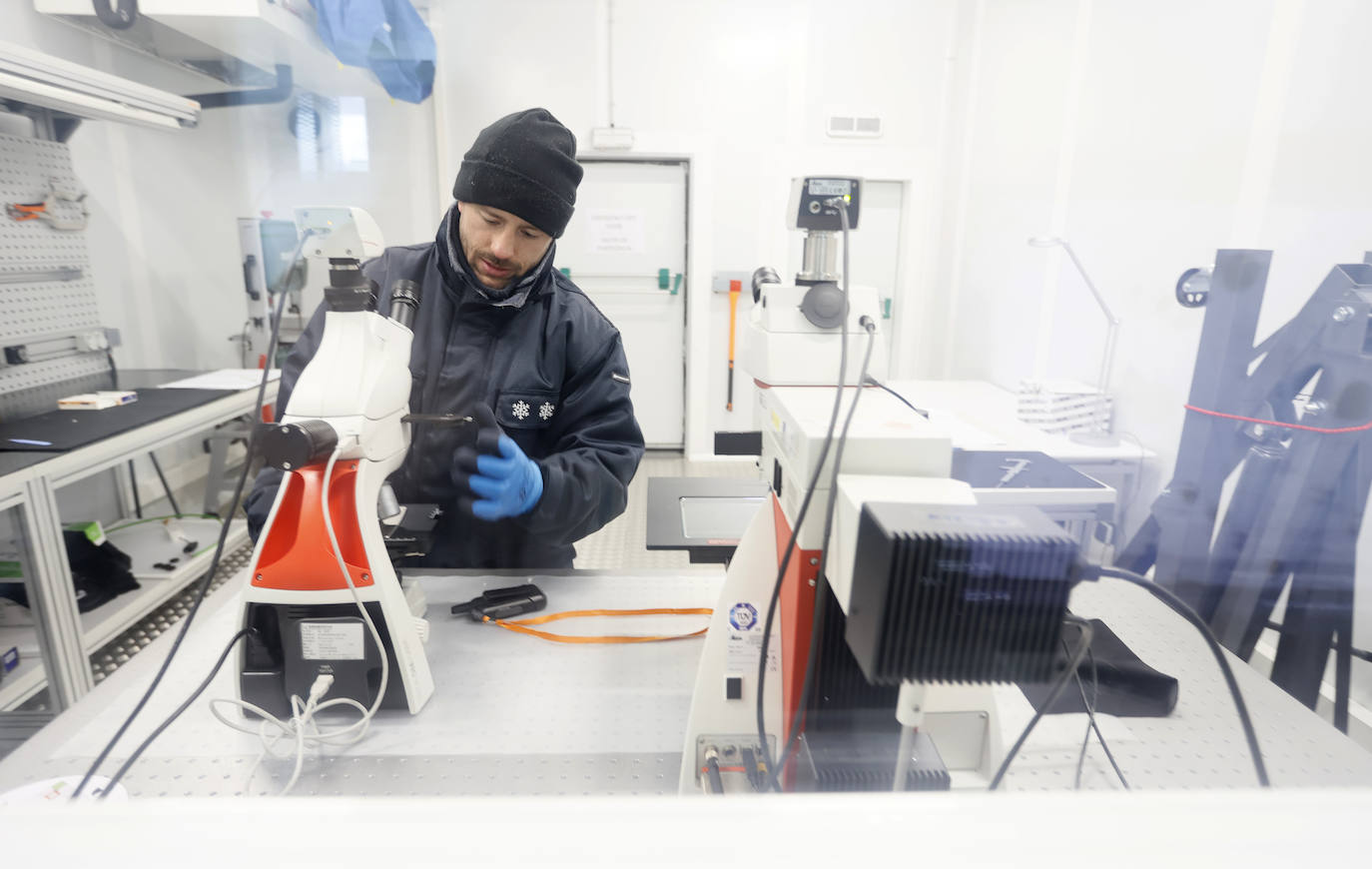 'Nico' González trabaja en el laboratorio protegido frente a las bajísimas temperaturas.