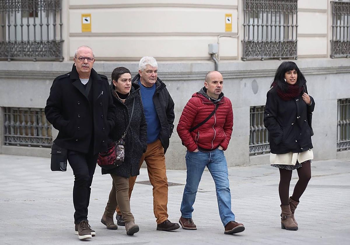 Varios de los encausados, camino de la Audiencia Nacional.