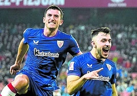 Vivian celebra un gol con Paredes, que podría ir a los Juegos.