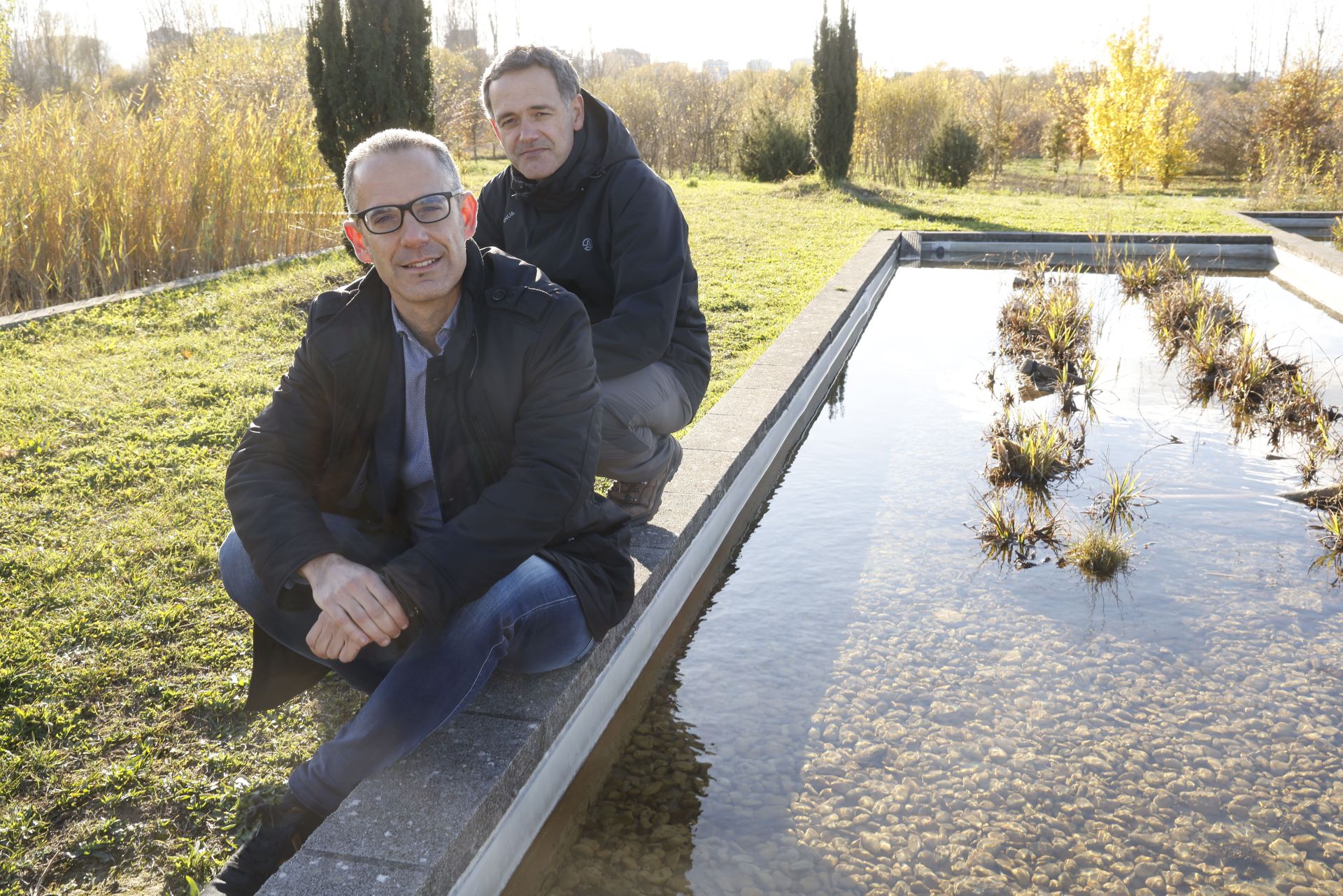 Los investigadores Gorka Orive (primer plano) y Unax Lertxundi.